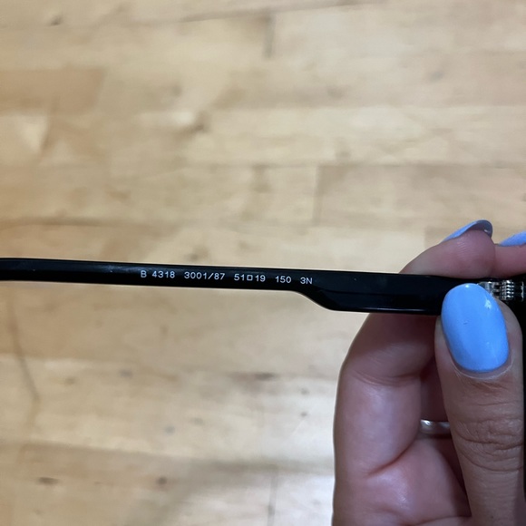 Burberry sunglasses black frame - Picture 3 of 3